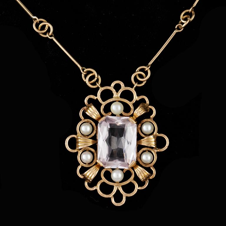 COLLIER, 18k guld, troligen spinell och pärlor, ASN, Nässjö, 1943. Vikt 27,3g.