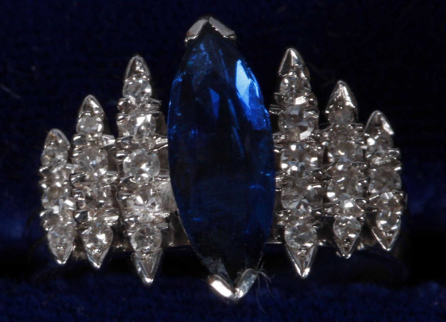 RING, 18k vitguld, diamanter och safir. 0.33 ct resp 1 ct. Tot ca 7 g.
