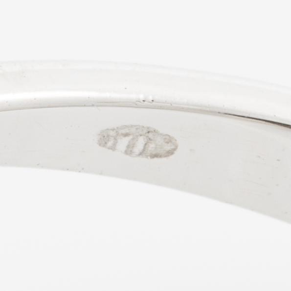 Ring in 18K white gold set with a faceted sapphire and round brilliant-cut and modified baguette-cut diamonds.