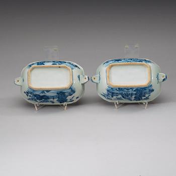 A pair of blue and white butter tureens with covers and stands, Qing dynasty, Qianlong (1736-95).