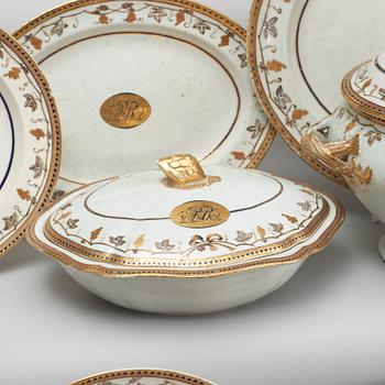 An enamelled and gold dinner service 65 pieces, Qing dynasty, Jiaqing (1796-1820).