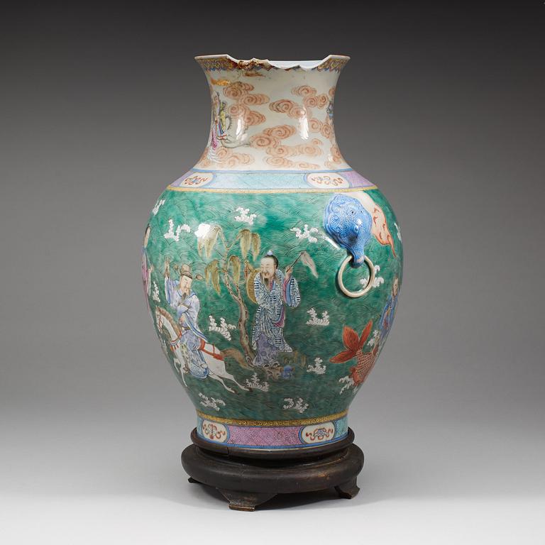 An enameled vase, late Qing dynasty with seal mark.