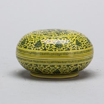 SKÅL med lock, porslin, Kina, Ming-stil. 1900-tal/2000-tal.