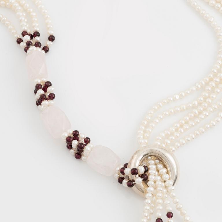 Pärlcollier, sötvattenspärlor, granat-, och träpärlor, rosenkvarts. Hänge, sterlingsilver, Elsa Peretti, Tiffany & Co.