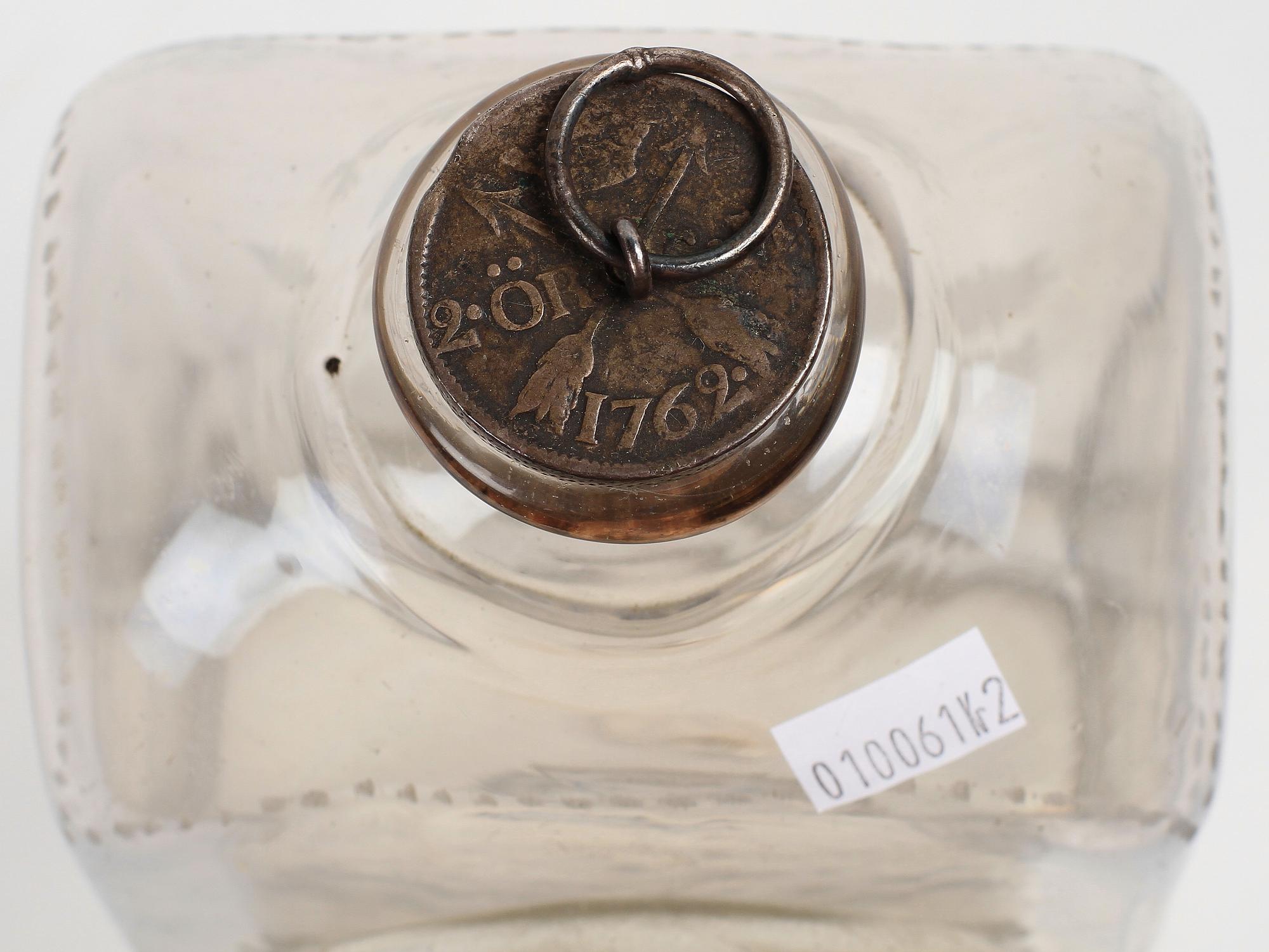 BRÄNNVINSFLASKOR, 2 st samt GLAS, 4+1 st. 1800-tal.