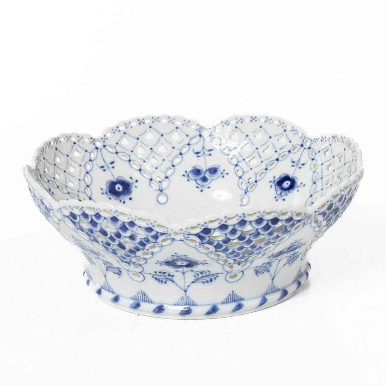 Royal Copenhagen, a 'Musselmalet' / 'Blue Fluted' porcelain bowl, Denmark.