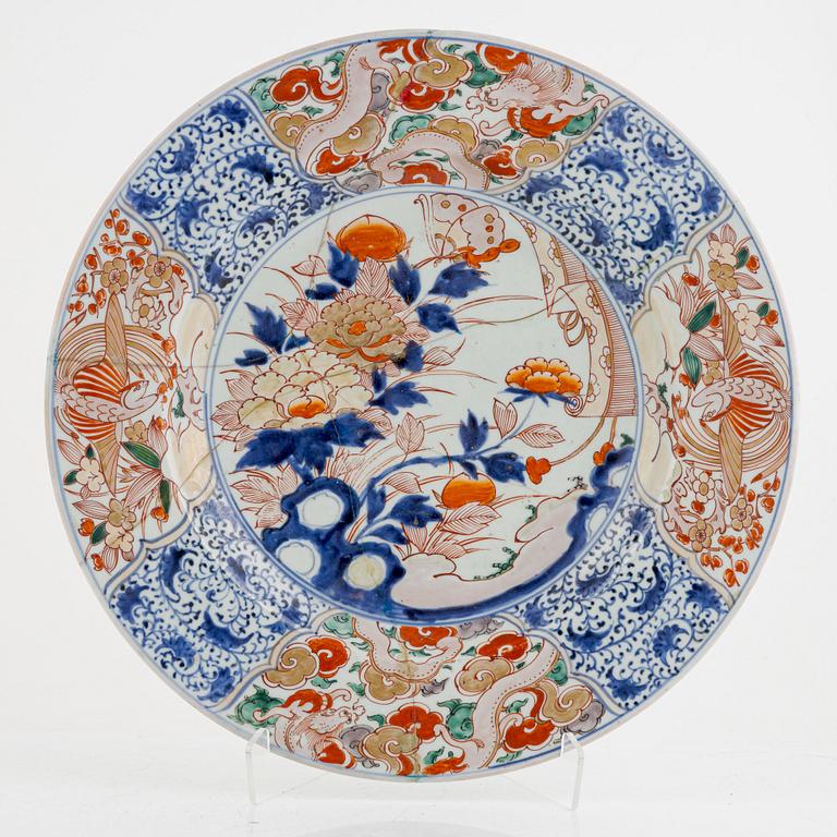 Two Japanese imari dishes, Meiji (1868-1912).