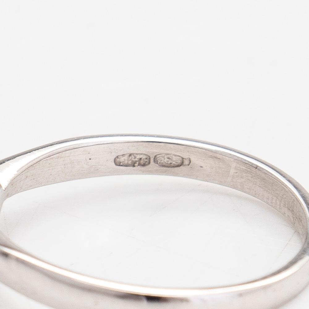 Ring, 14K vitguld, med en briljantslipad diamant ca 0.65 ct.