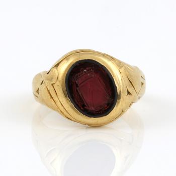 VAPENRING, 14 K, granat ca 3,49 ct. Vikt 10,01 g.