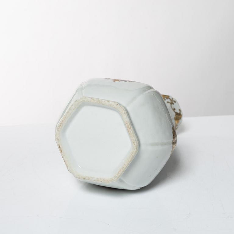 Flaska, vapenporslin. Qingdynastin, 1700-tal.