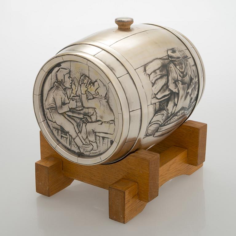 Tynnyri, hopeaa puujalustalla, Auran Kultaseppä, Turku 1969.