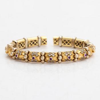 An ca. 18K gold bangle with diamonds approx. 0.50 ct. in total and rubies.