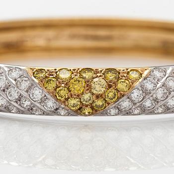 Tillander, armring, 18K guld med briljantslipade diamanter totalt ca 6.62 ct, Helsingfors 1986.