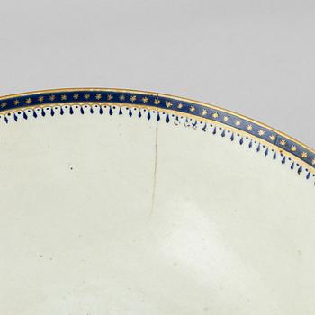 Bålskål, porslin, Kina, Jiaqing (1796-1820).
