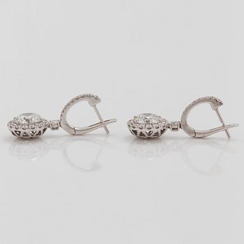 A pair of brilliant cut diamond earrings, 2.40 and 2.27 ct. Quality F/SI2 according to certificates from HRD and IGI.