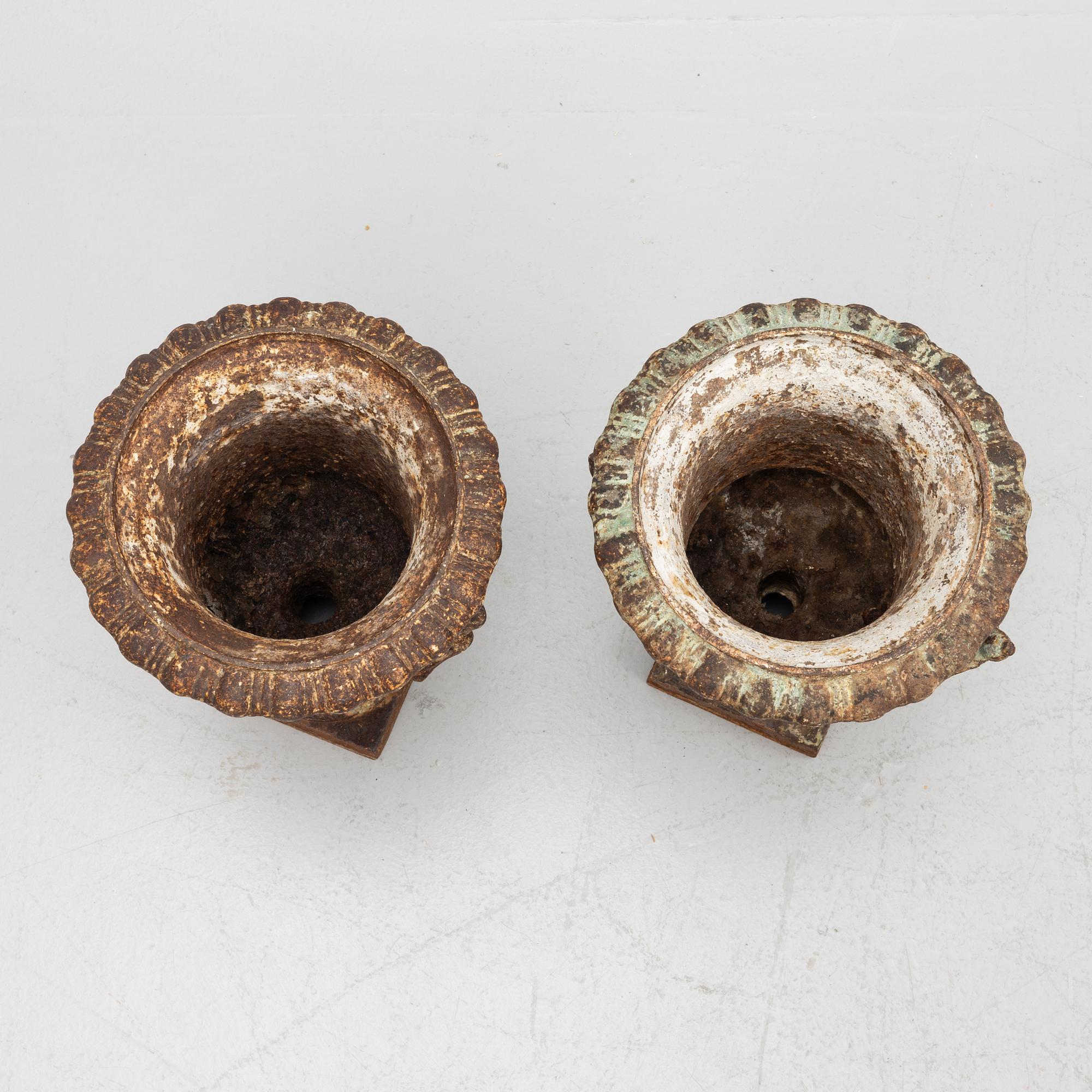 A pair of garden urns, 20th century.