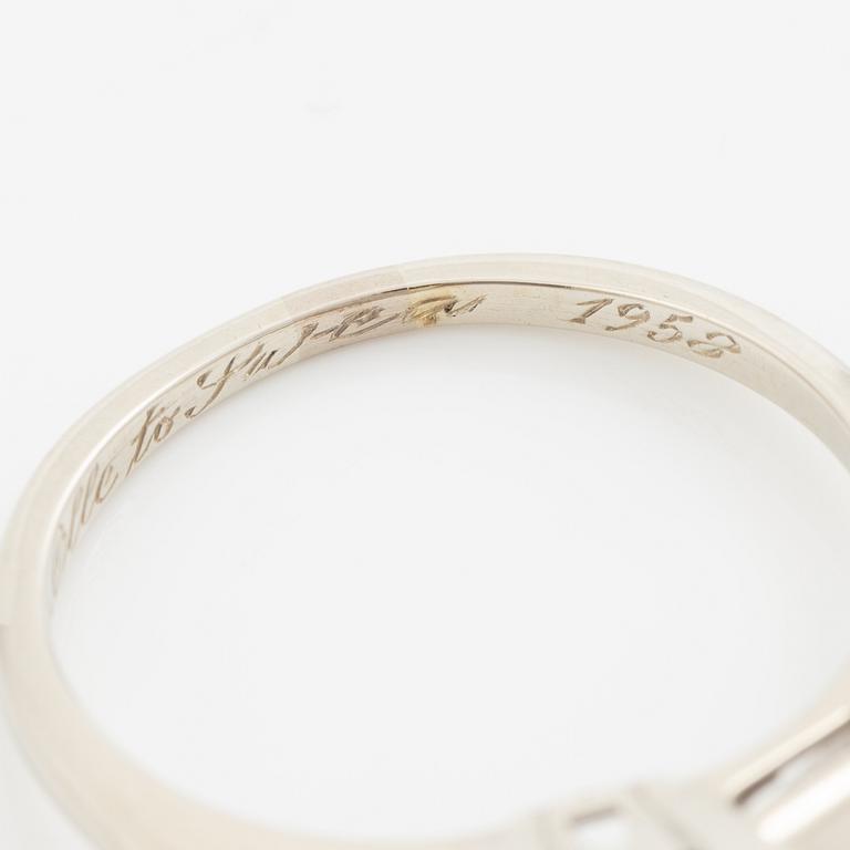 Ring, solitaire, 14K white gold with brilliant-cut diamond.