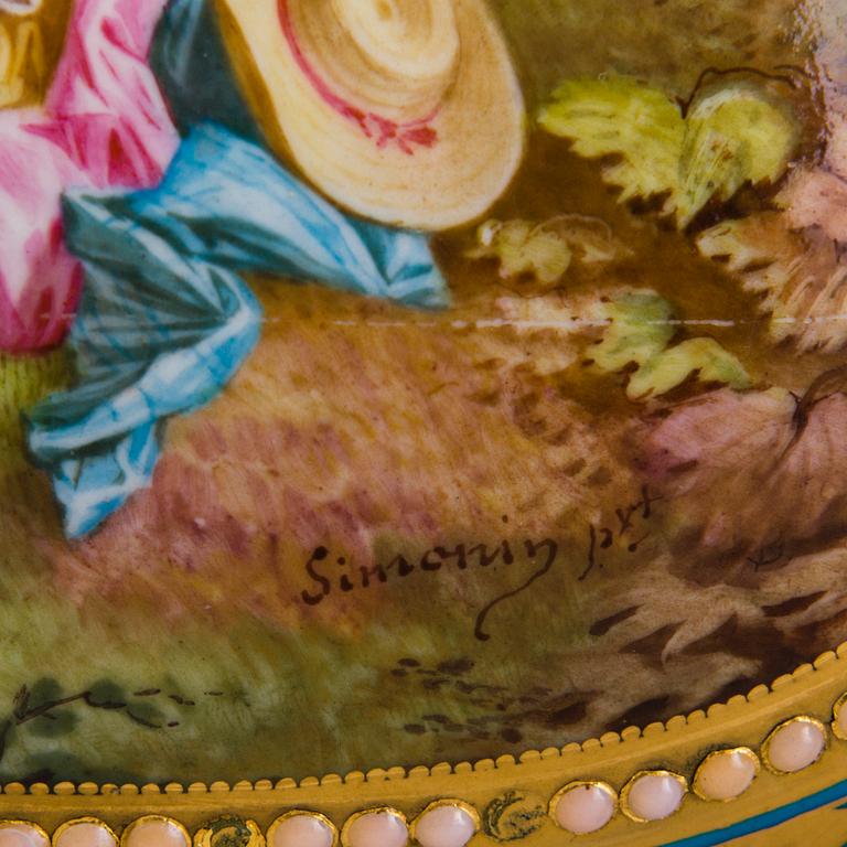 URNOR, ett par, porslin, Sèvres-liknande märke, 1800-talets slut.