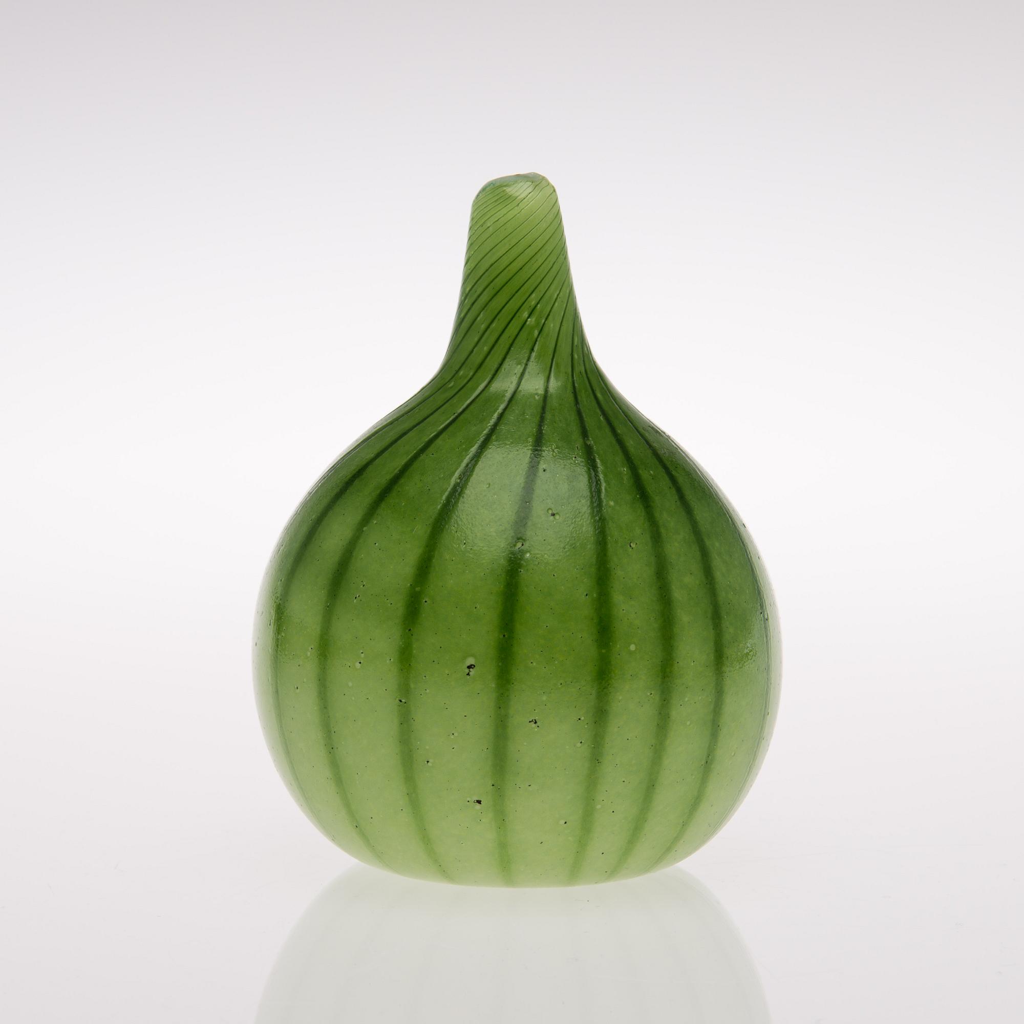 A glass sculpture by Oiva Toikka. Onion. Signed Oiva Toikka, Nuutajärvi Notsjö, 237/1000. Designed in 1991.