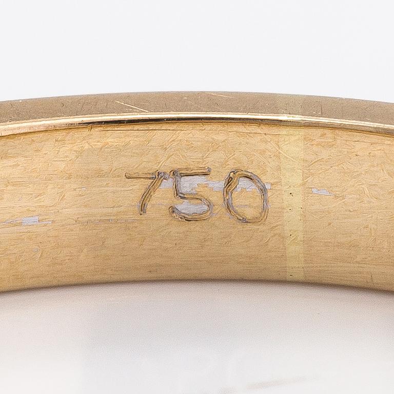 An 18K gold ring with diamonds ca. 0.39 ct in total.