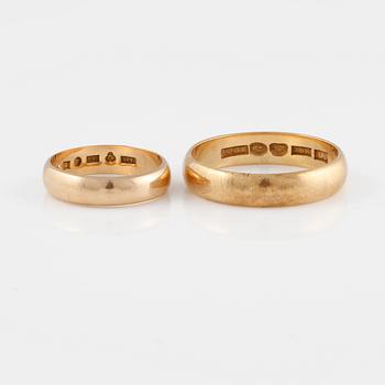 RINGAR, 2 stycken, 18K guld, kattfotstämplade. Vikt 9,3 gram.