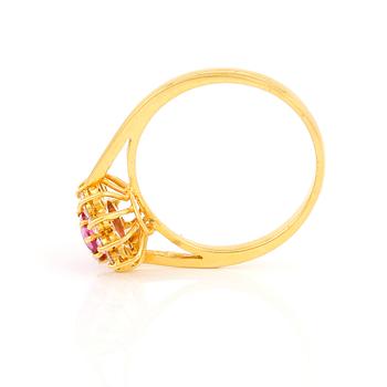 RING, 22 k guld, med rosa safir samt diamanter. 2000-tal. Vikt ca 3 gram.