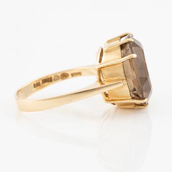 Ring in 18K gold with faceted smoky quartz, Stigbert.