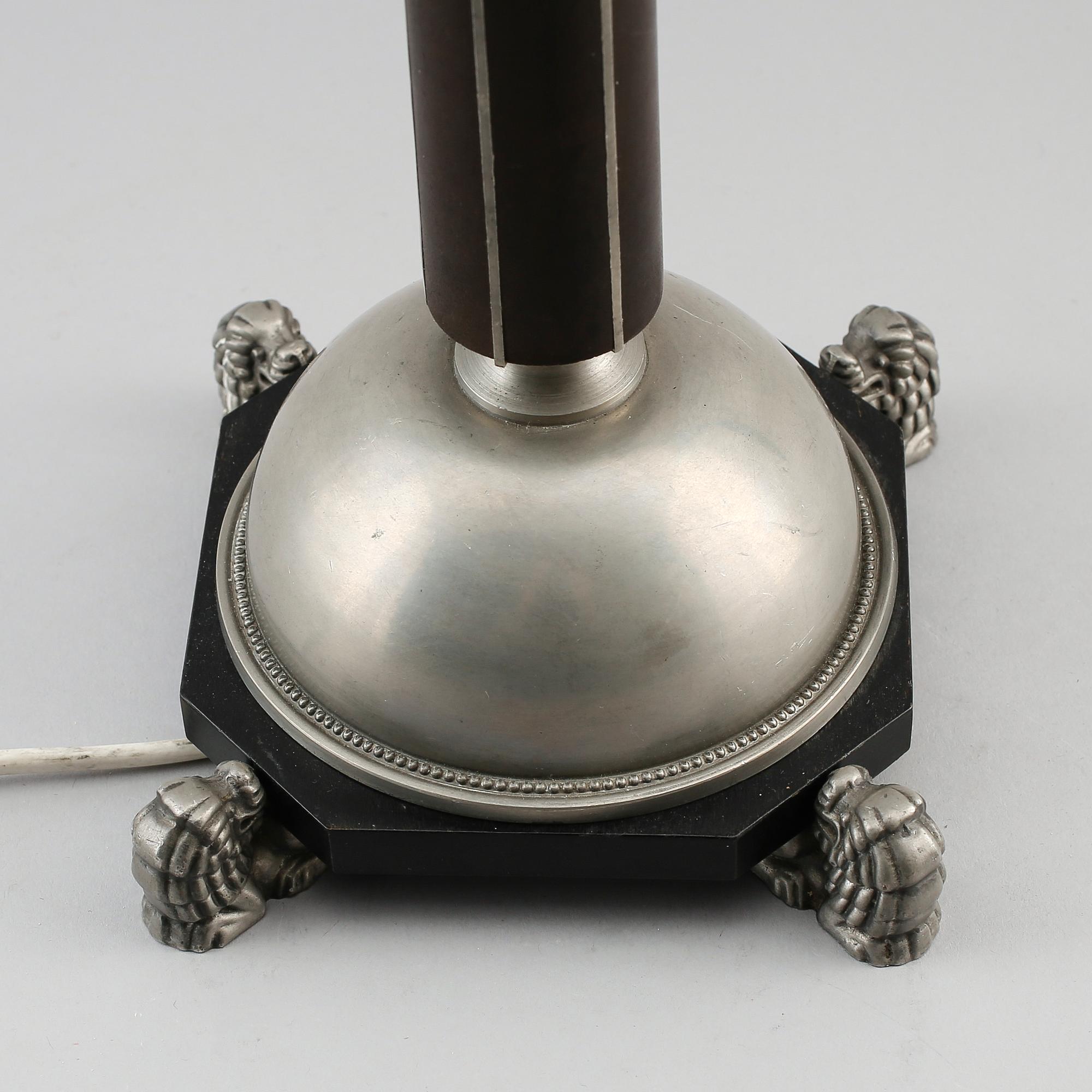 BORDSLAMPA, tenn och svärtat trä, 1900-talets första hälft.