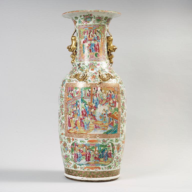 A large famille rose Canton vase, Qing dynasty, 19th Century.