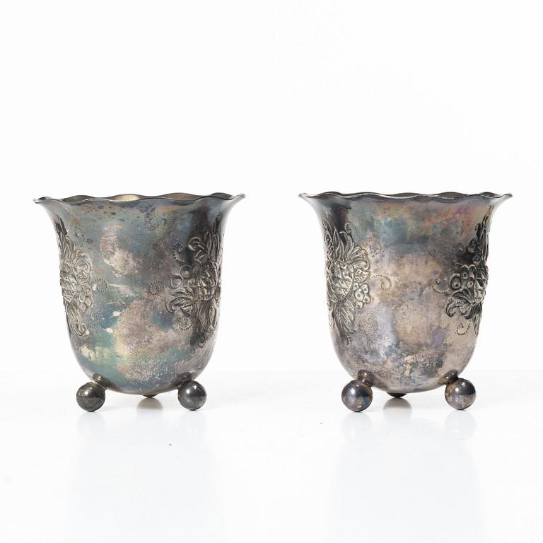 Guldsmedsaktiebolaget (GAB), Pair of similar silver beakers on foot, Stockholm, 1941–1946.