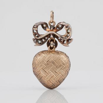 HÄNGE/MEDALJONG, hjärtformat med gammalslipade diamanter, öppningsbart. Mittsten ca 1.00 ct. 1800-talets andra hälft.
