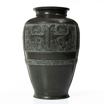 A Chinese bronze urn, late Qing dynasty / early 20th century.