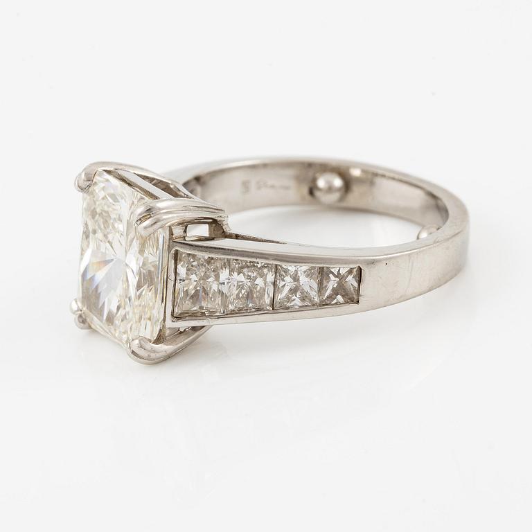 A ring in platinum with a radiant-cut diamond.