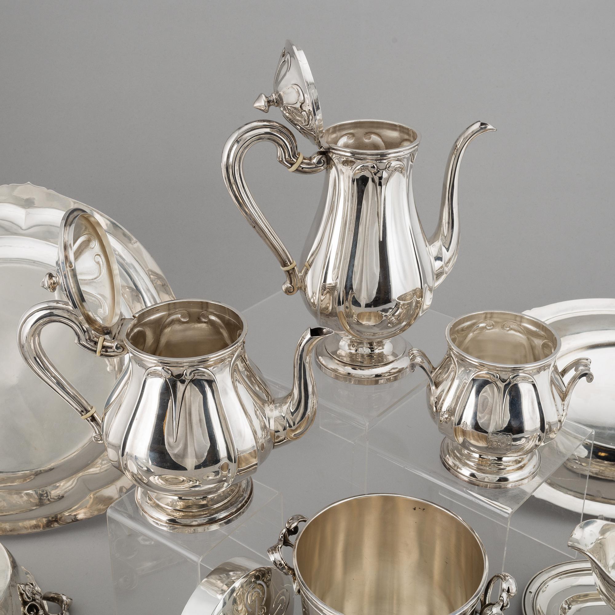 A French 20th century silver 950/1000 service, marked EC, Paris.