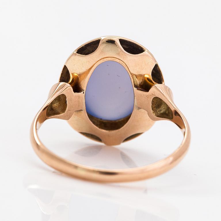 A 14K gold ring with a chalcedony. Korutuote, Helsinki 1957.