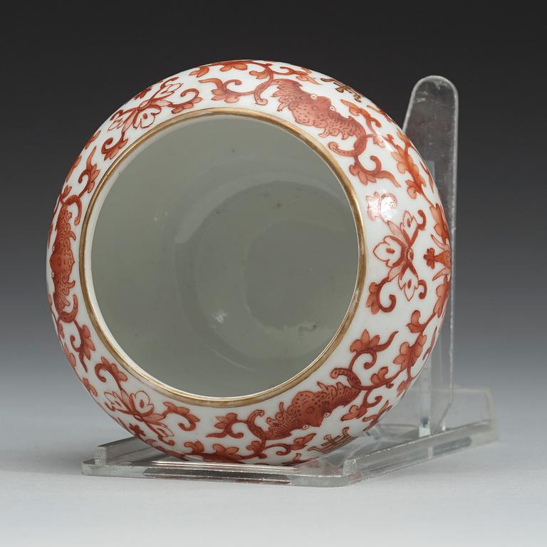 PENSELBAD, porslin. Qing dynastin, 1800-tal.