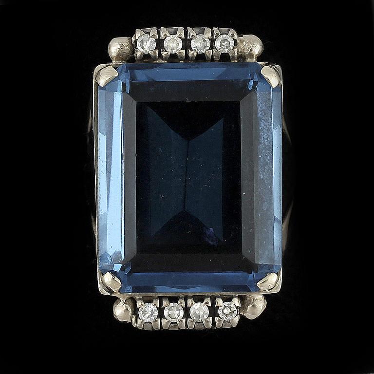 RING, 18k vitguld med troligen krysokolla samt 8 mindre briljantslipade diamanter. Vikt ca 9,5 gram.