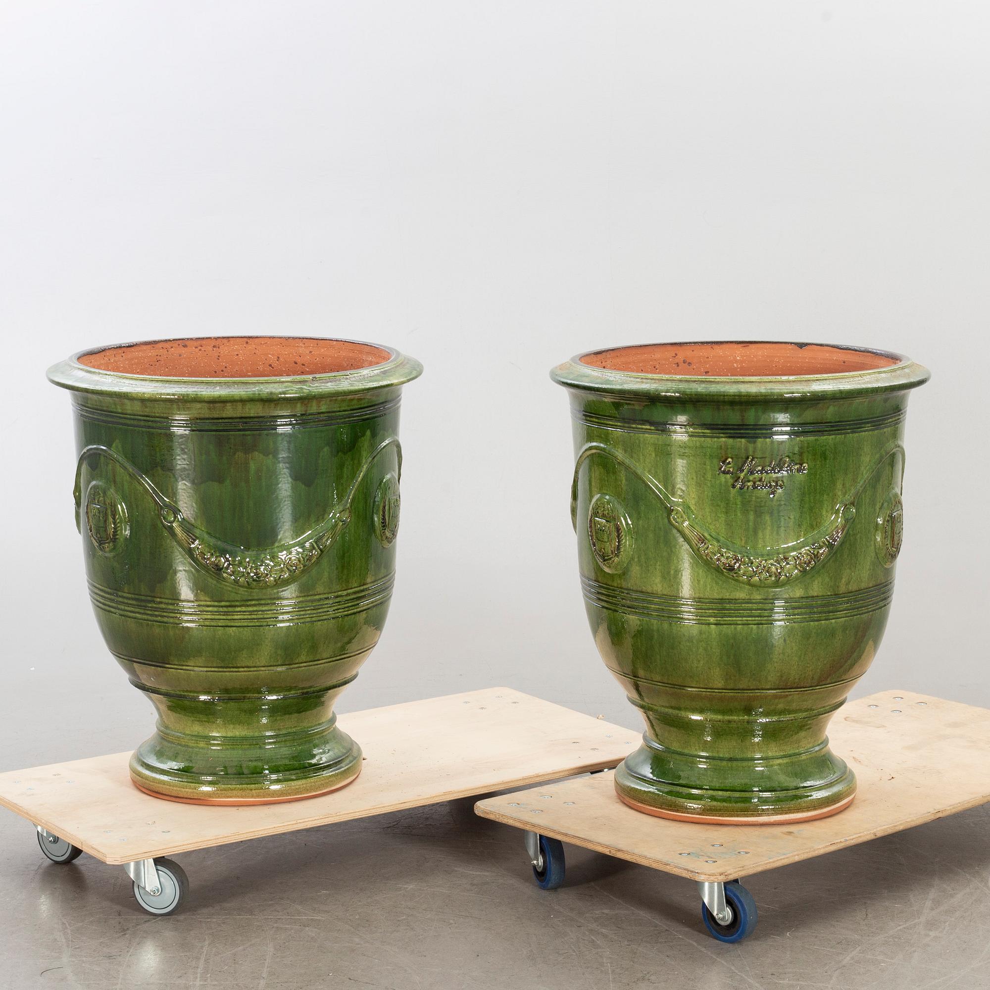 TRÄDGÅRDSURNOR ett par Poterie de la Madeleine Frankrike glaserat lergods 2012.