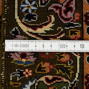 MATTO, an old Tabriz figural, ca 126,5-129,5 x 97,5-98,5 cm.