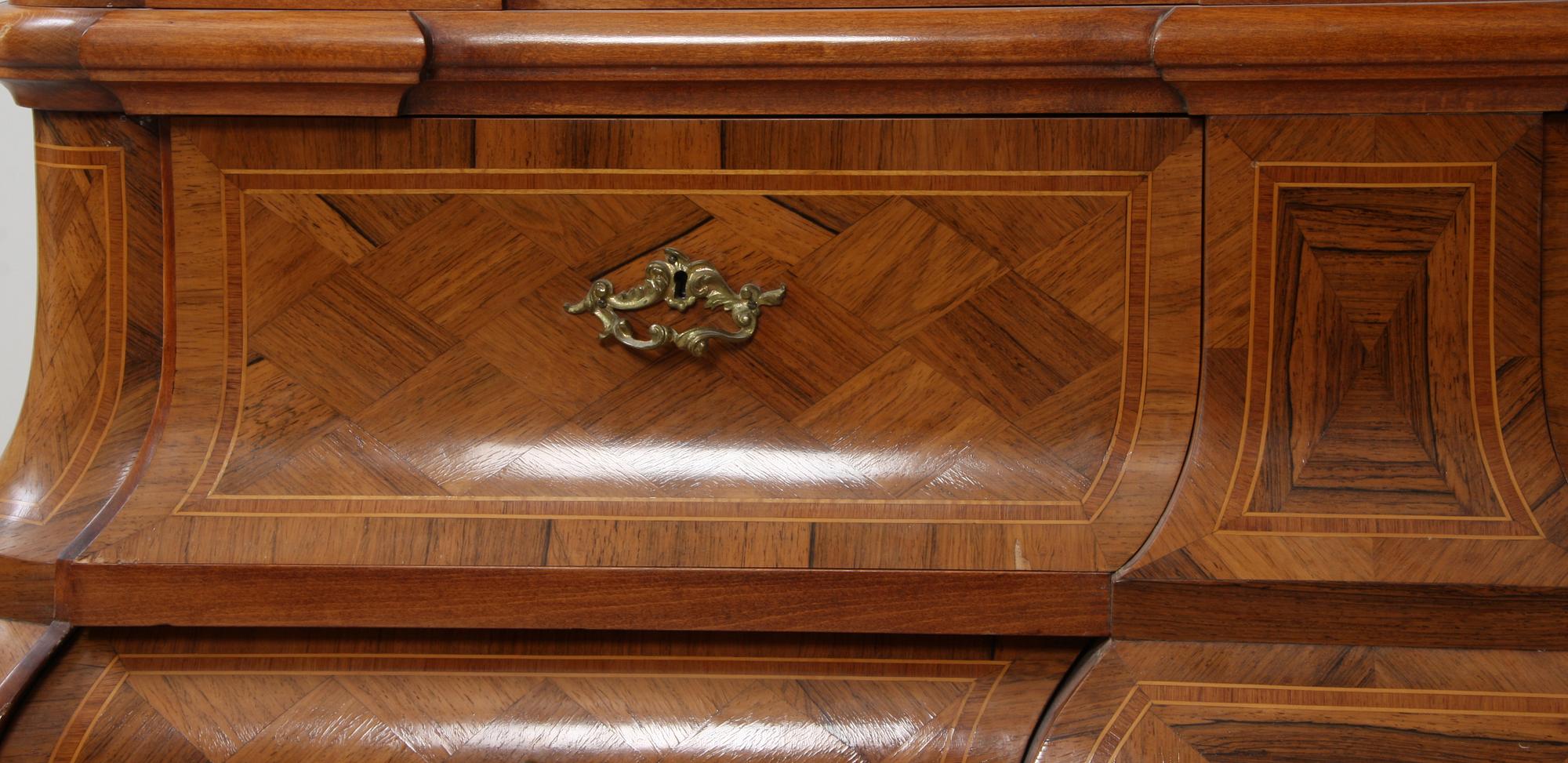 SKÅP, rokokostil, 1900-talets första del.