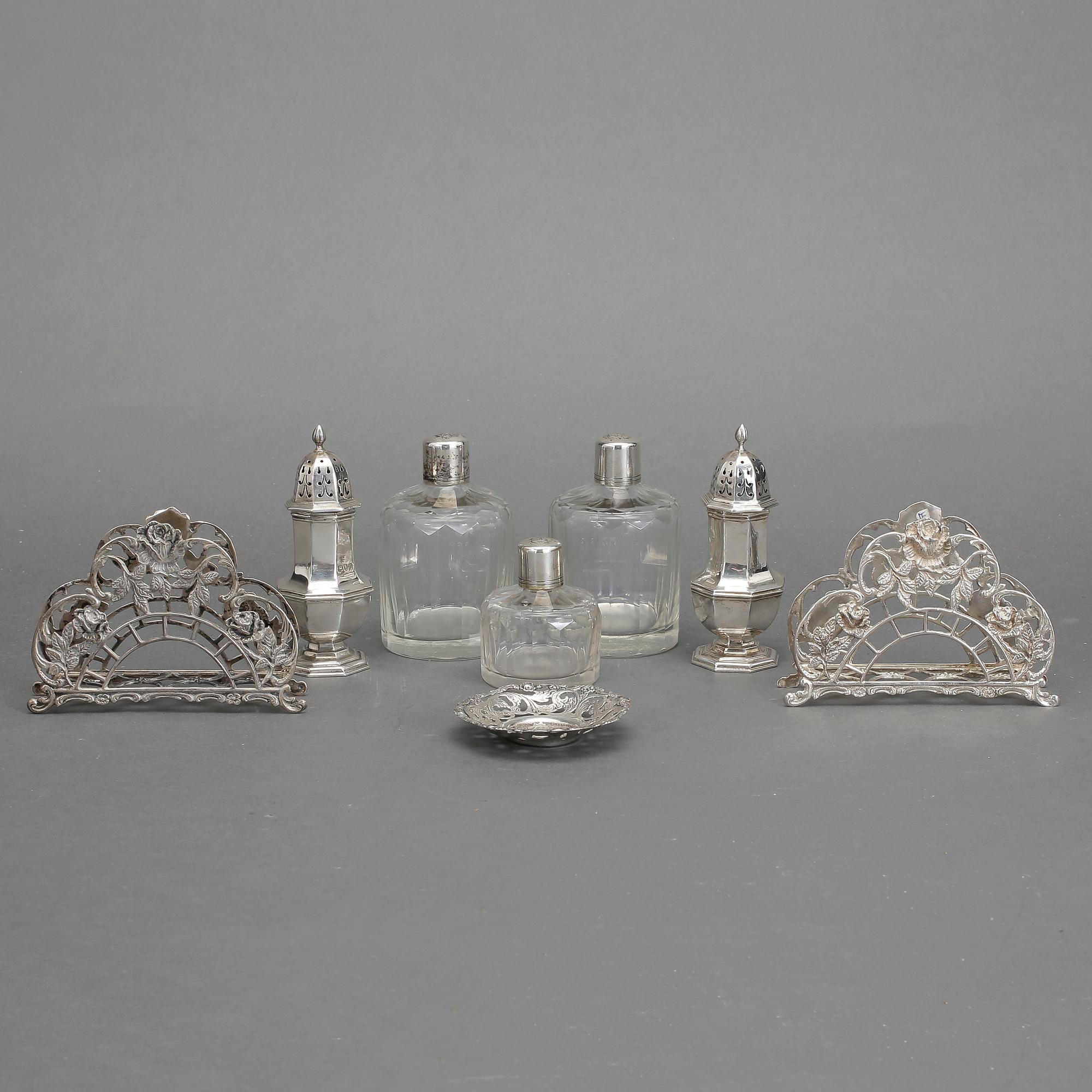 PARTI DIVERSE, silver, ströare, servetthållare, flakonger och fat, 291 gram, exklusive flakonger i glas   m silverpropp.