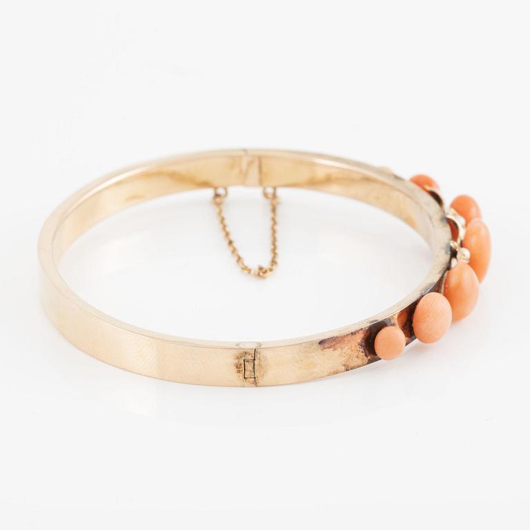 Bracelet 18K gold with coral and small pearls.
