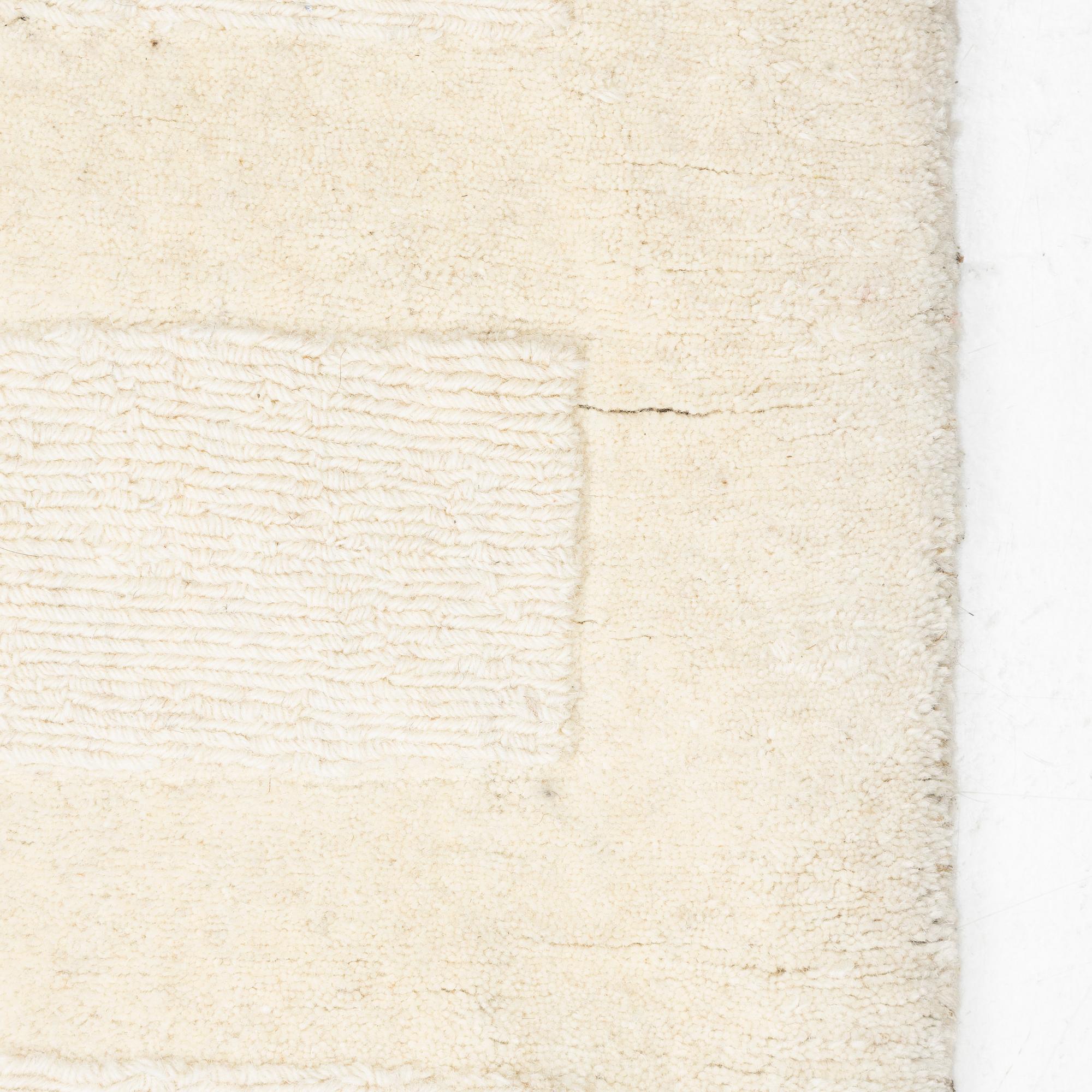 Matta, handtuftad, 'Entrance - bone white', Layered, ca 400 x 300 cm.