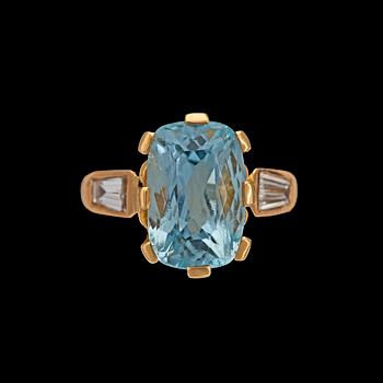 930. An aquamarine and trapez cut diamond ring, tot. app. 0.40 cts.