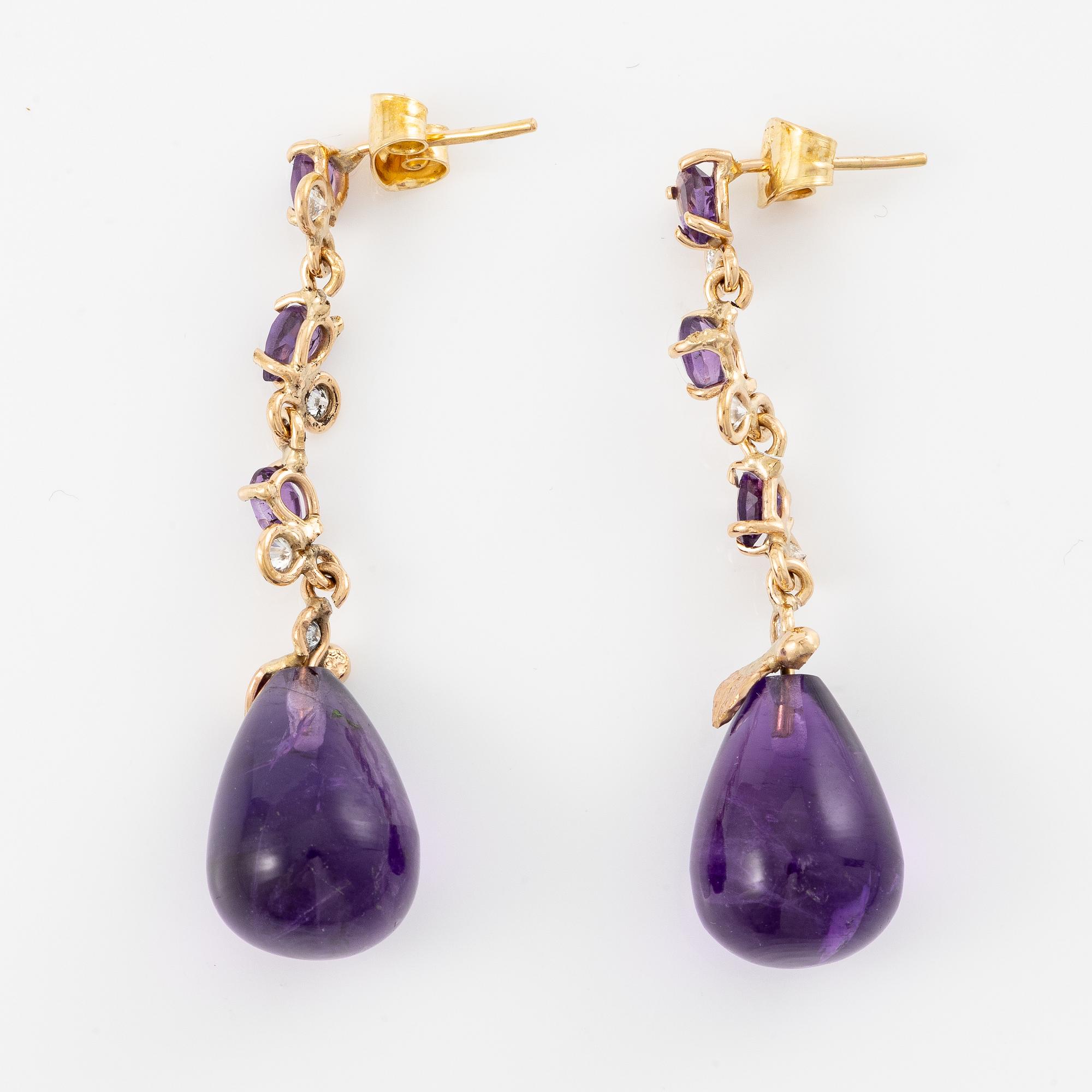 Earrings, Mandelstam, 18K gold, set with cabochon-cut amethysts, brilliant-cut diamonds, and faceted amethysts.