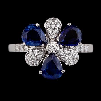 RING, 14K vitguld, safirer och diamanter. Vikt ca 4 g.