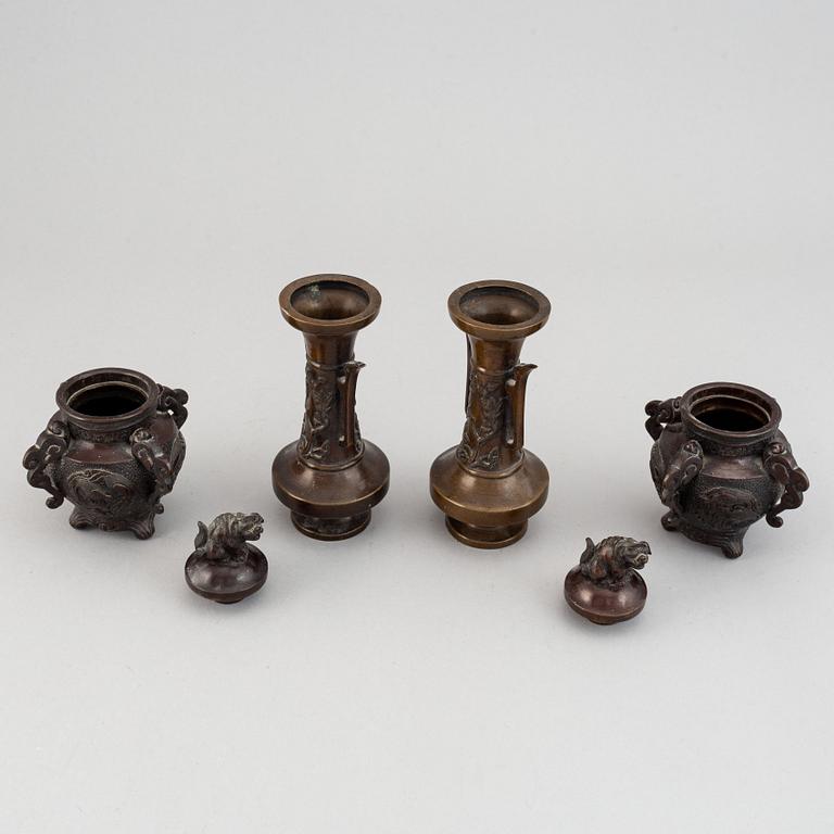 A set with two Japanese bronze vases and two censers with cover, Meiji period (1868-1912).