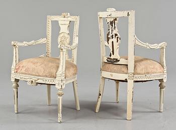 KARMSTOLAR, ett par snarlika, provinsarbeten, 1800-talets första hälft.