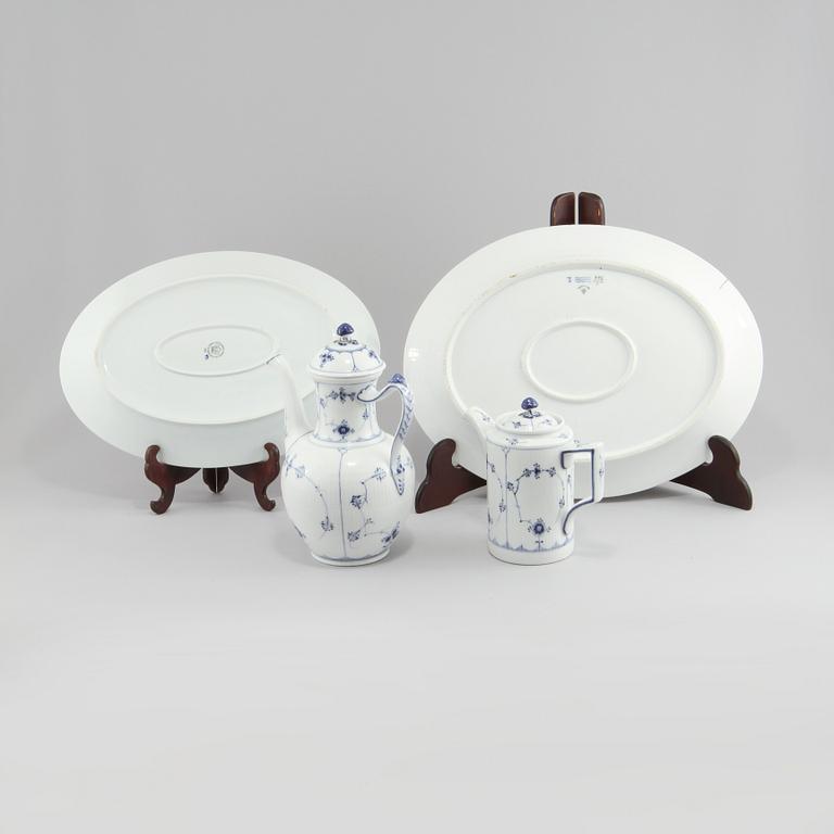 SERVISDELAR, 4 st, "Musselmalet", Royal Copenhagen och Bing & Grøndahl, 1900-talets andra hälft.