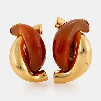 1091. A pair of Seaman Schepps earrings in 18K gold and agate.